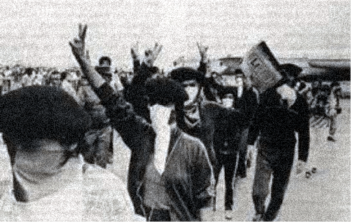 Imagen de la salida de algunos de los integrantes del M19 después de la toma de la Embajada de República Dominicana en Bogotá, 40 años atrás. / Cortesía