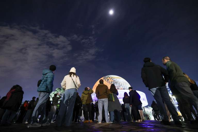 Grupo de personas reunido en el planetario Galileo Galilei, en Argentina, para presenciar el eclipse.