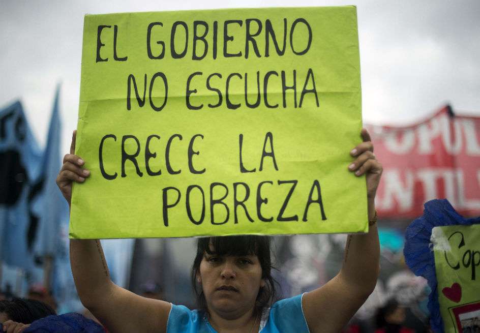 Miles de personas protestaron en contra del gobierno de Mauricio Macri. / AFP