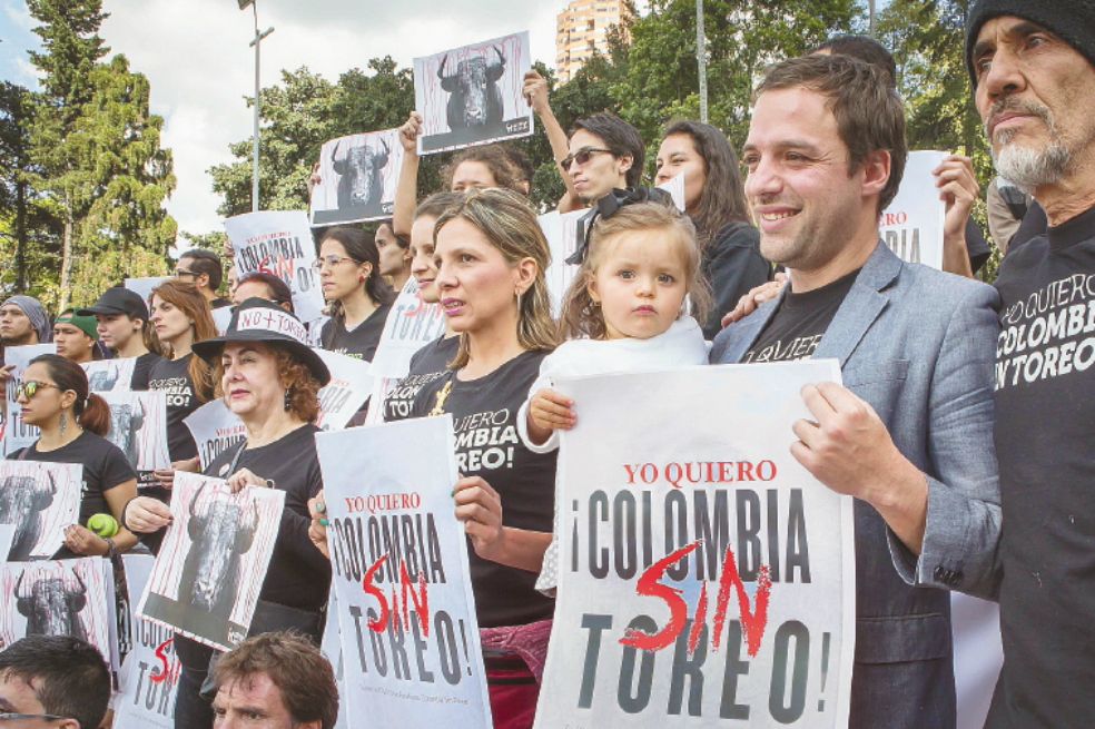 Luis Ernesto Gómez, viceministro del Interior (chaqueta gris), pide al Congreso retomar el debate de la abolición de las corridas de toros. / Gustavo Torrijos