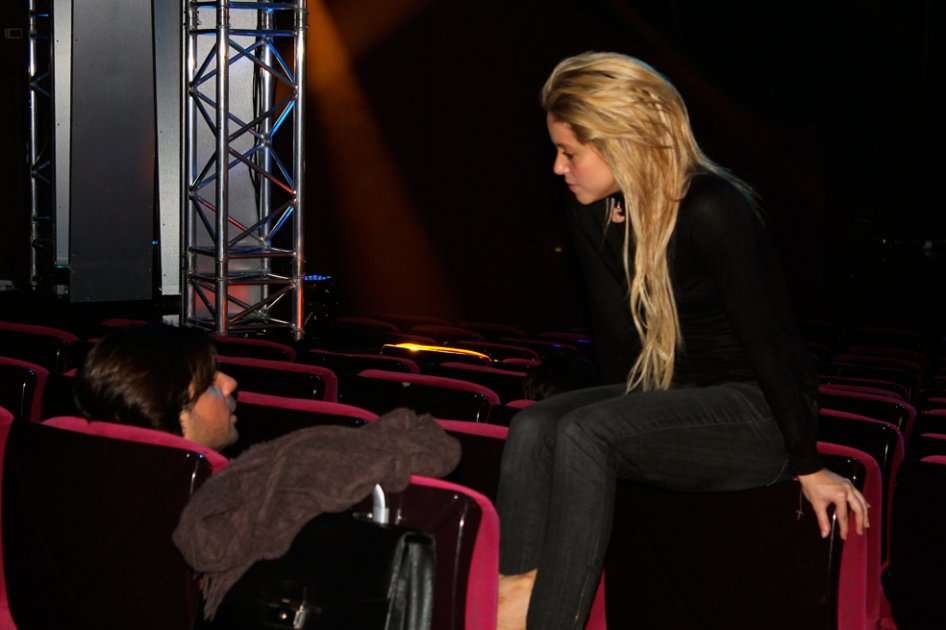 Shakira conversa con Antonio de la Rúa en febrero de 2011. / AFP