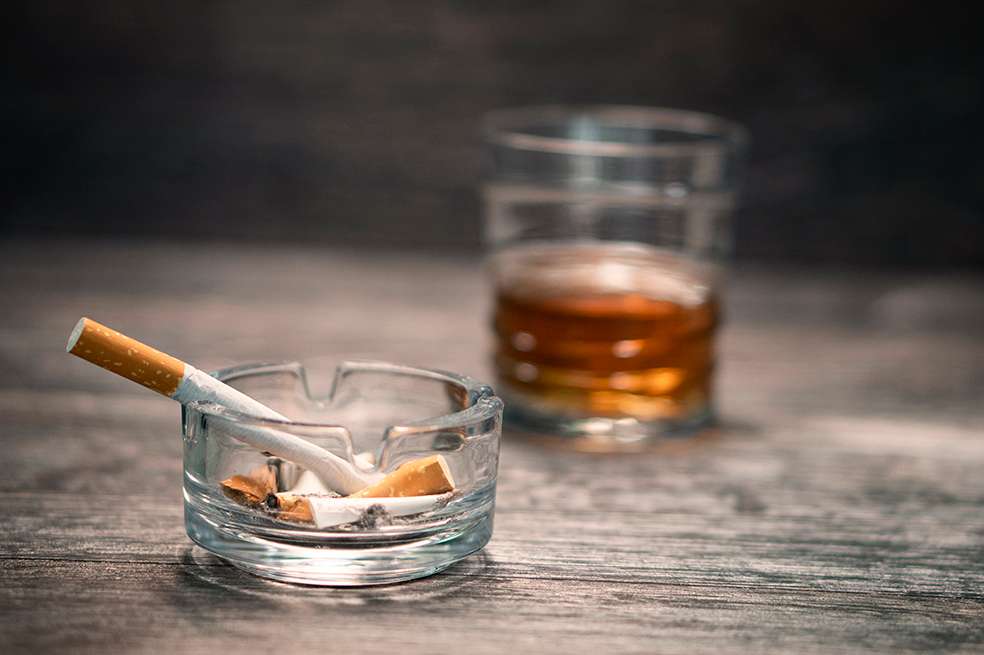 Tomar alcohol en exceso. Fumar en exceso