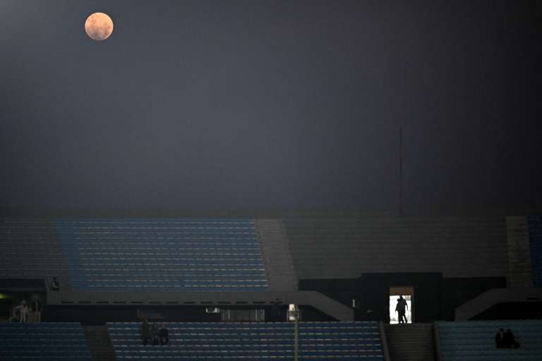 La llamada «luna de fresa» se eleva sobre el estadio Centenario antes del partido de fútbol de las eliminatorias sudamericanas de la Copa Mundial de la FIFA 2026 entre Uruguay y Venezuela en Montevideo, el 10 de junio de 2025.
