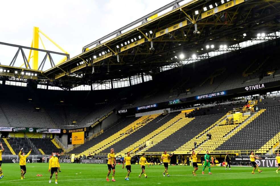 Los jugadores del Borussia Dortmund celebran la victoria 4-0 ante el Schalke 04 frente a la popular tribuna donde se ubica El muro amarillo, la barra del equipo. / Tomada de Twitter @InvictosSomos