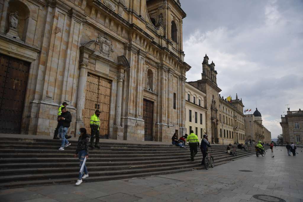 Policías custodian la Plaza de Bolívar después de dos días de manifestaciones y disturbios, generados por la muerte del abogado Javier Ordoñez, a manos de dos policías del CAI de Villa Luz.
