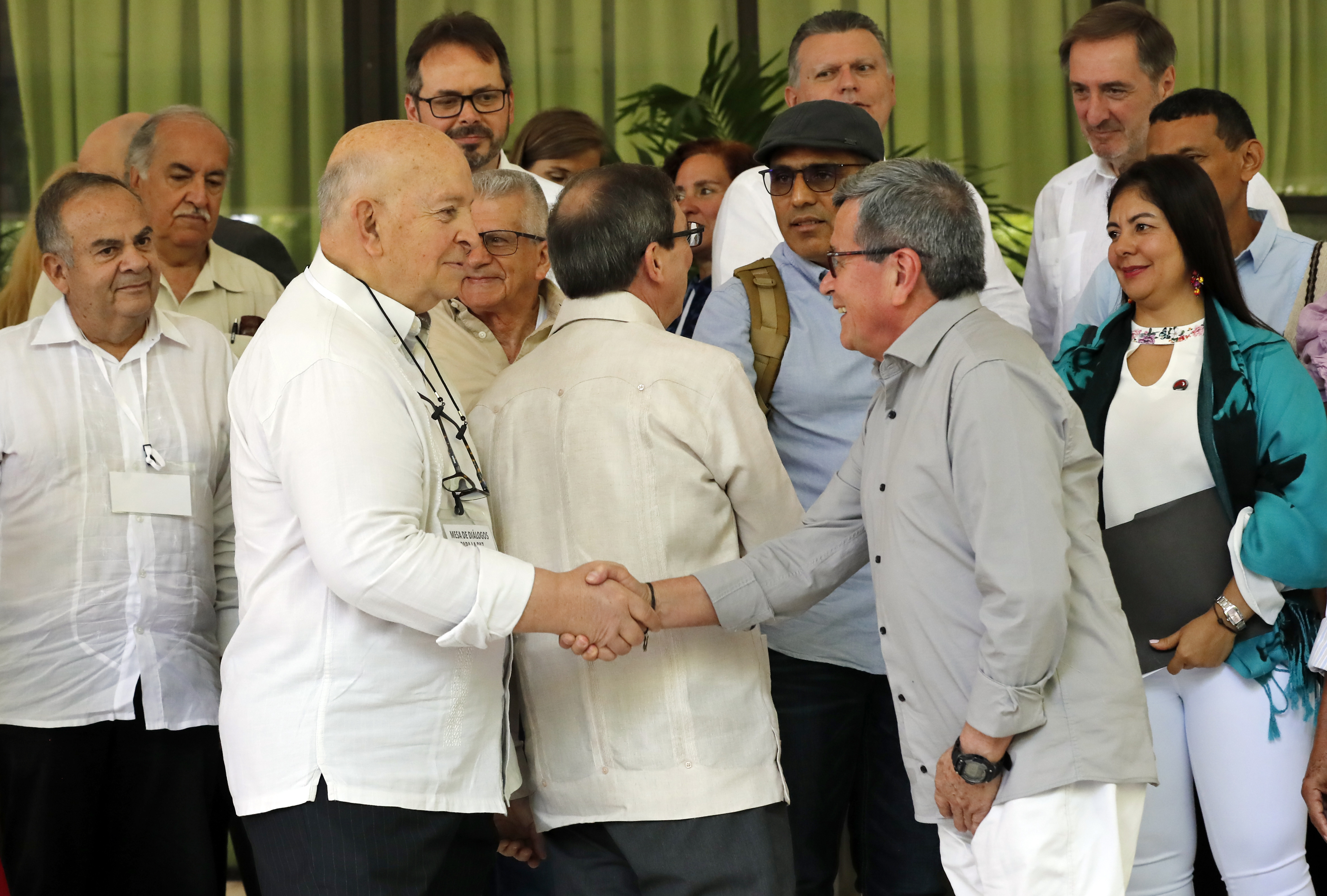 CORRIGE CRÉDITO***AME6178. LA HABANA (CUBA), 02/05/2023.- Otty Patiño (i), delegado del Gobierno Colombiano y el negociador jefe del ELN, Israel Ramírez, alias 'Pablo Beltrán' (d), se saludan durante el inicio del tercer ciclo de los diálogos de Paz entre el Gobierno Colombiano y el ELN, hoy en La Habana (Cuba). La ronda en Cuba, con algo menos de un mes de encuentros planificados, se va a centrar en la búsqueda de un cese al fuego bilateral, en los alivios humanitarios y en la participación de la sociedad civil en el proceso de paz. EFE/ Ernesto Mastrascusa