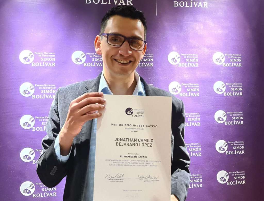 Jonathan Bejarano, diseñador de El Espectador, recibe el reconocimiento por parte del jurado, en la categoría de Periodismo Investigativo, por el trabajo "El proyecto Rafael", el cual fue realizado junto al periodista Felipe Morales.