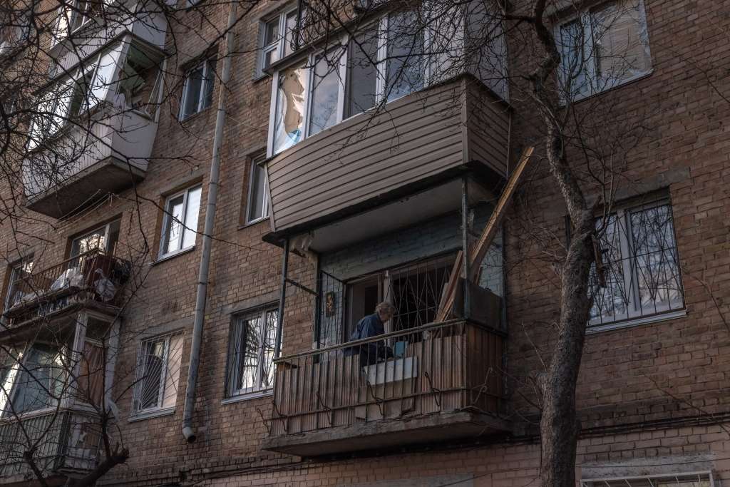 Kyiv (Ukraine), 31/12/2022.- A woman removes a glass and other rubbles in a damaged residential house next to the site of the Russian missile attack, in Kyiv, Ukraine, 31 December 2022. Russian missiles targeted major cities across Ukraine on 31 December prior to the New Year celebration. Kyiv Mayor Vitaliy Klitschko reported explosions and destruction in three districts of the capital. At least one person was killed, Klitschko said. Russian troops entered Ukraine on 24 February 2022 starting a conflict that has provoked destruction and a humanitarian crisis. (Atentado, Rusia, Ucrania) EFE/EPA/ROMAN PILIPEY