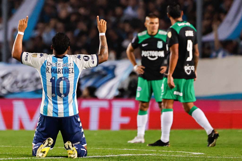 AME9718. BUENOS AIRES (ARGENTINA), 10/08/2023.- Roger Martínez de Racing celebra un gol hoy, en un partido de los octavos de final de la Copa Libertadores entre Racing y Atlético Nacional en el estadio Presidente Perón en Buenos Aires (Argentina). EFE/ Juan Ignacio Roncoroni