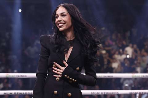 Danna Paola: la artista que interpretó el himno mexicano en la pelea de Canelo