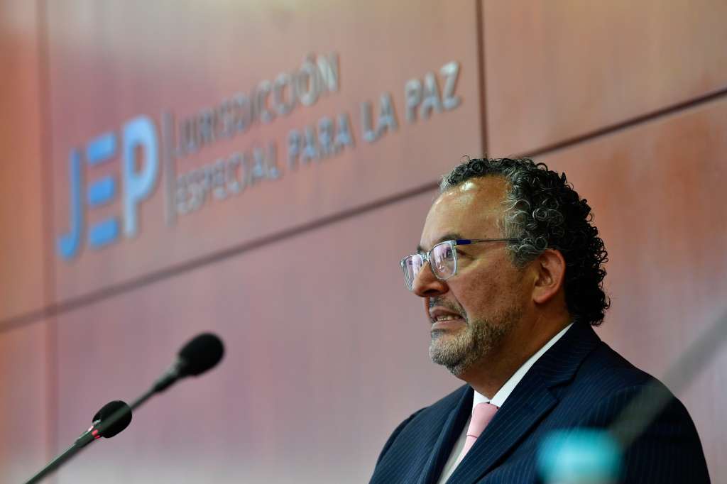 Presidente de la JEP durante la comunicación de los decretos de amnistía por parte de la Jurisdicción Especial de Paz
