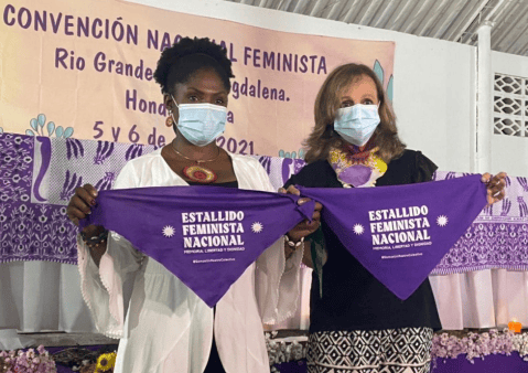 ¿Qué significa el término ‘feminizar la política’?