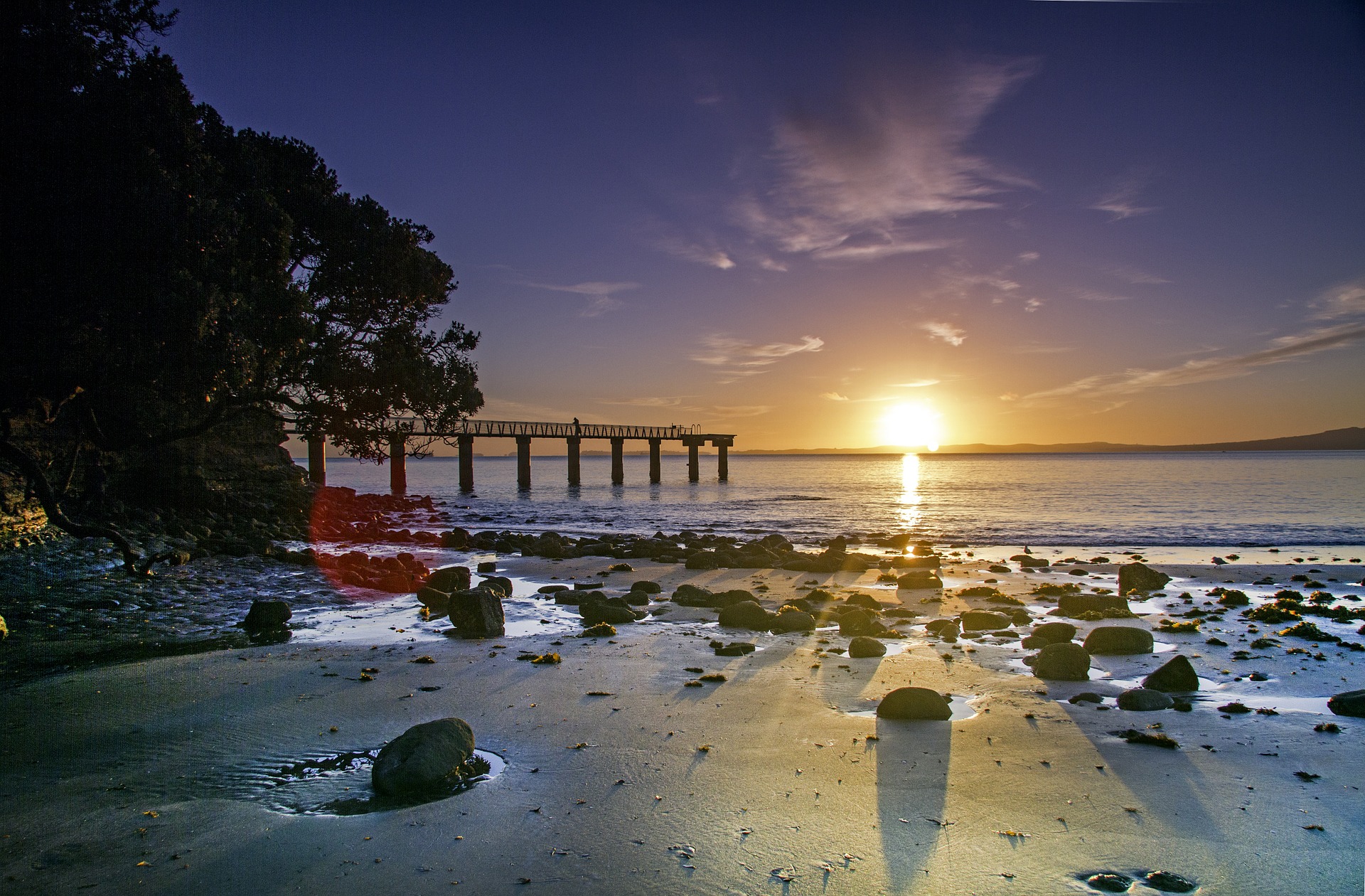 Auckland, Nueva Zelanda: la ciudad más grande y diversa del país. En la punta más estrecha de la Isla Norte de Nueva Zelanda encontramos esta ciudad. Su término municipal alberga 53 volcanes, más de 50 islas, tres regiones vitivinícolas e infinidad de playas.