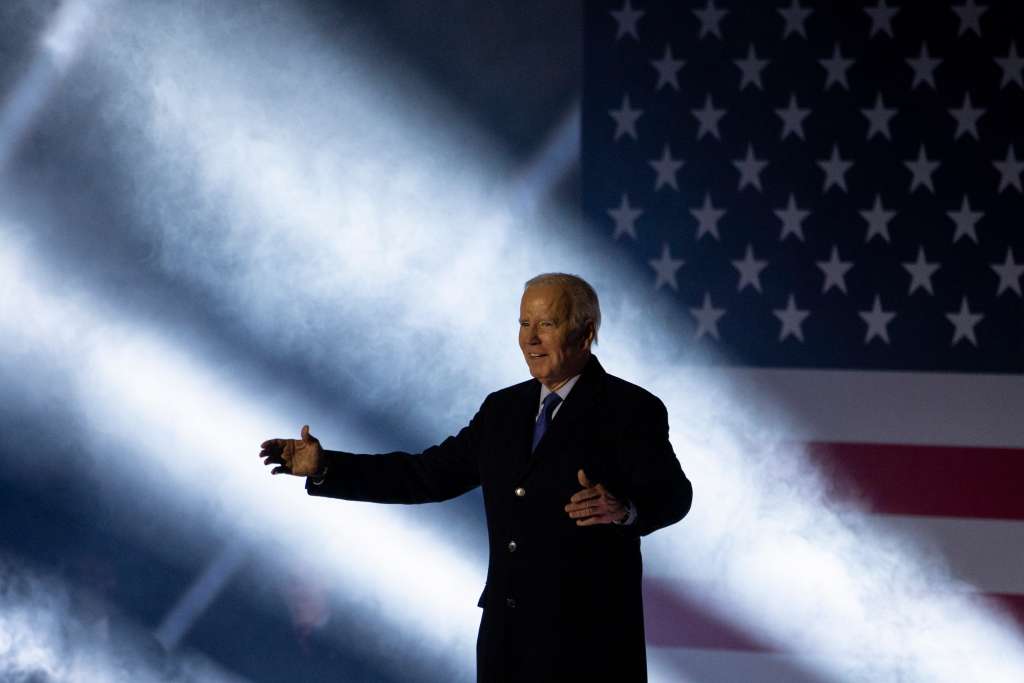Ballina (Ireland), 14/04/2023.- US President Joe Biden gets on the stage to deliver a speech outside St. Muredach's Cathedral in Ballina, Ireland, 14 April 2023. Ballina in County Mayo is President Biden's Irish ancestral town. Biden's great-great-great grandfather left Ballina for Pennsylvania in the 1850s. It is also the final leg of his four-day visit to Northern Ireland and the Republic of Ireland to mark the 25th anniversary of the Good Friday Agreement. (Irlanda, Estados Unidos) EFE/EPA/TOLGA AKMEN