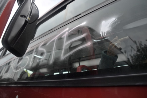 RCN Radio rechaza grafitis pintados sobre su fachada