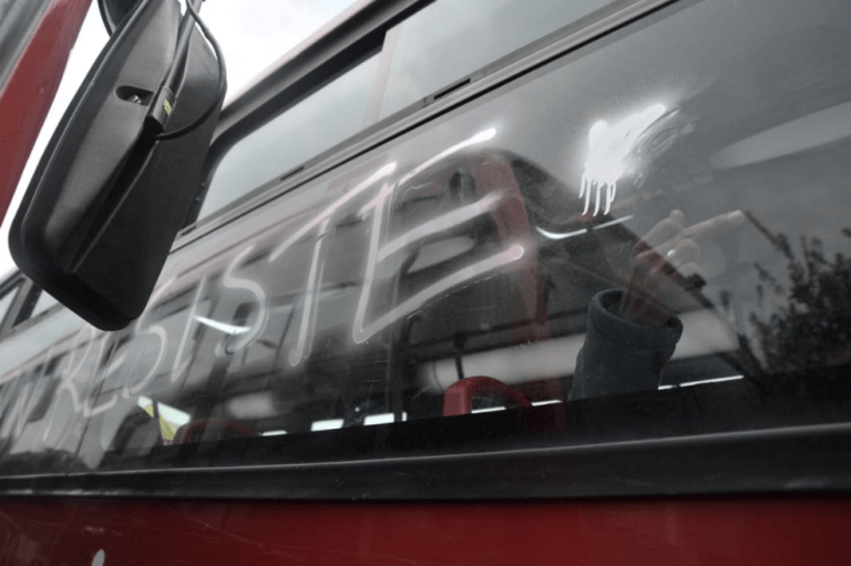RCN Radio rechaza grafitis pintados sobre su fachada