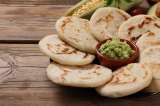 Receta colombiana: cómo hacer una arepa de yuca