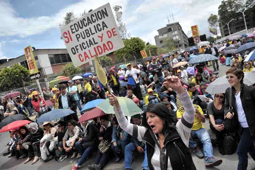 En Bogotá, cientos de maestros marcharon ayer desde la Secretaría de Educación hasta la sede del Ministerio de Educación. / Luis Ángel - El Espectador
