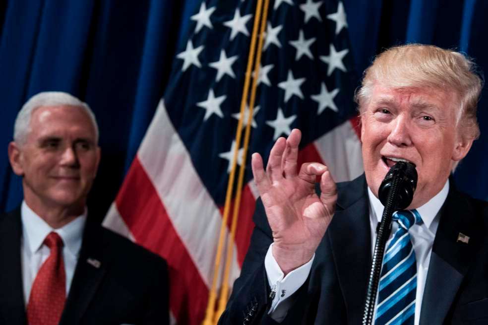 El presidente Donald Trump y su vicepresidente, Mike Pence: cien días de polémicas. / AFP