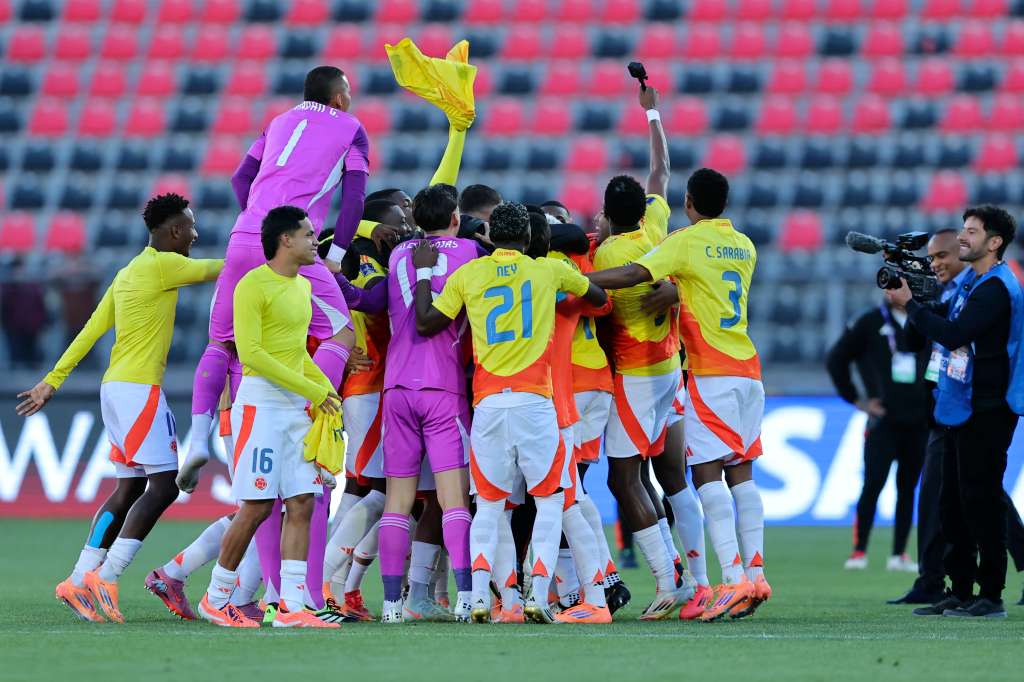 La selección de Colombia luego de derrotar a España.