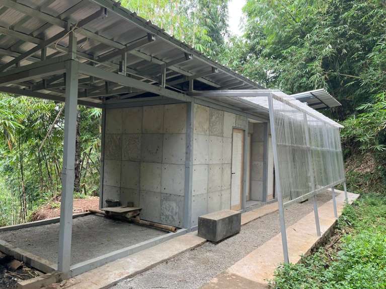 La casa fue construida a partir de concreto, hecho mezclando cemento, arena, grava y pañales triturados.
