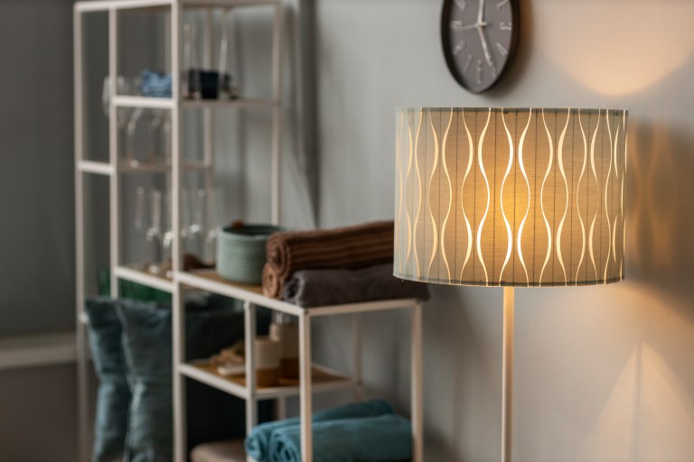 Ideas para decorar espacios de la casa con lámparas de pie