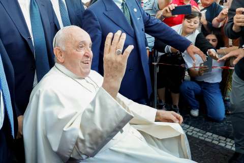 El papa Francisco fue dado de alta y ya regresó al Vaticano