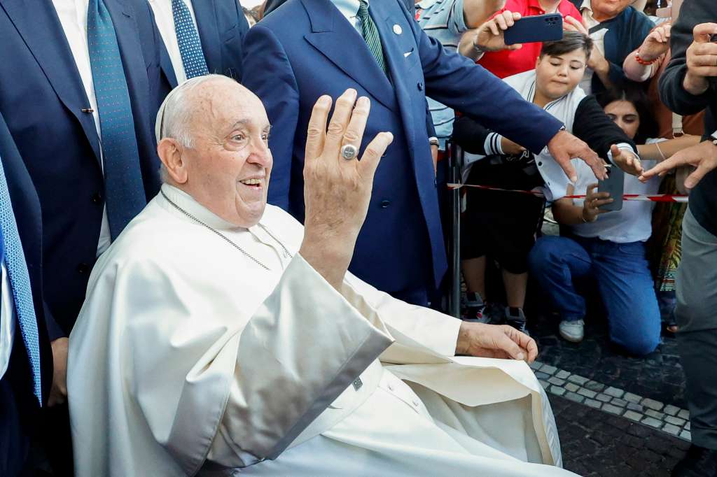 Rome (Italy), 16/06/2023.- Pope Francis waves to supporters as he leaves the Gemelli Polyclinic Hospital in Rome, Italy, 16 June 2023. The pontiff was discharged from Rome's Gemelli Hospital on 16 June morning, following his recent abdominal surgery to repair a hernia and remove internal scar tissues. (Papa, Italia, Roma) EFE/EPA/FABIO FRUSTACI
