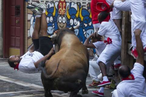 14 heridos por cornadas de toros en fiestas de San Fermín en España