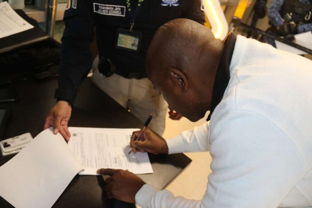 Omar Ambuila, firmando los papeles de su extradición.