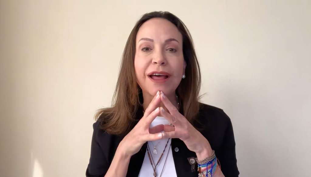 AME5877. BOGOTÁ (COLOMBIA), 29/06/2026.- Captura de un video difundido en la cuenta en X @MariaCorinaYA de la líder opositora venezolana y Premio Nobel de la Paz María Corina Machado donde denunció este lunes, que el Gobierno venezolano cerró el espacio aéreo comercial para impedir su regreso al país desde Panamá, donde planeaba viajar a Venezuela para apoyar a las víctimas de los terremotos. EFE/ @MariaCorinaYA/SOLO USO EDITORIAL/ SOLO DISPONIBLE PARA ILUSTRAR LA NOTICIA QUE ACOMPAÑA (CRÉDITO OBLIGATORIO)