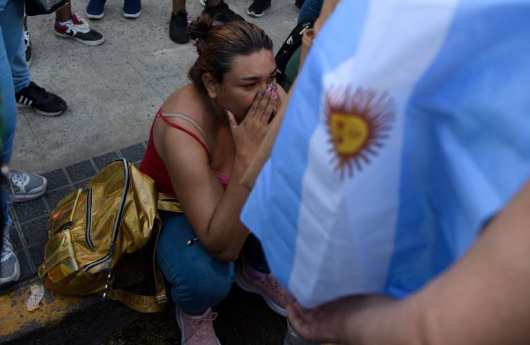 AME8349. BUENOS AIRES (ARGENTINA), 06/12/2022.- Manifestantes expresan su descontento frente a los tribunales federales de Comodoro luego de escuchar el fallo que condena a seis años de prisión a la Vicepresidenta Cristina Fernández de Kirchner, hoy en Buenos Aires (Argentina). La primera condena judicial que la vicepresidenta argentina, Cristina Fernández, recibe por hechos de corrupción durante sus mandatos como presidenta (2007-2015), es por ahora el último capítulo de su engrosado historial judicial, que incluye varias acusaciones, en algunas de las cuales fue, el menos por ahora, sobreseída. EFE/Matías Martin Campaya