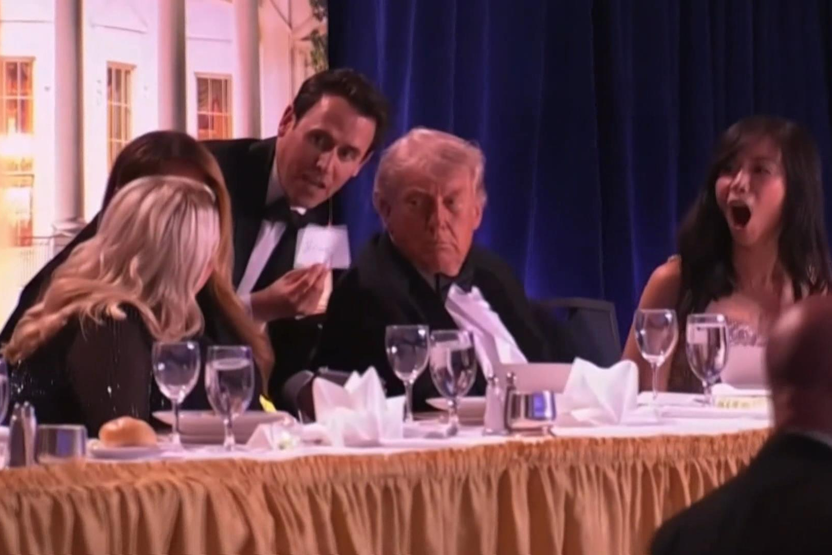 FOTODELDIA WASHINGTON, 26/04/2026.- Captura de imagen de un video facilitado por la Casa Blanca. El presidente de EE.UU., Donald Trump, dijo este sábado que el tirador que irrumpió en el hotel donde el mandatario participaba en una cena con corresponsales en Washington fue "interceptado" y detenido por el Servicio Secreto y que disparó a un agente, pero indicó que la bala impactó en su chaleco antibalas. EFE/ Pool Casa Blanca SOLO USO EDITORIAL/SOLO DISPONIBLE PARA ILUSTRAR LA NOTICIA QUE ACOMPAÑA (CRÉDITO OBLIGATORIO)