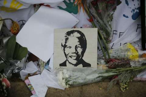 Mandela sigue "respondiendo positivamente al tratamiento"