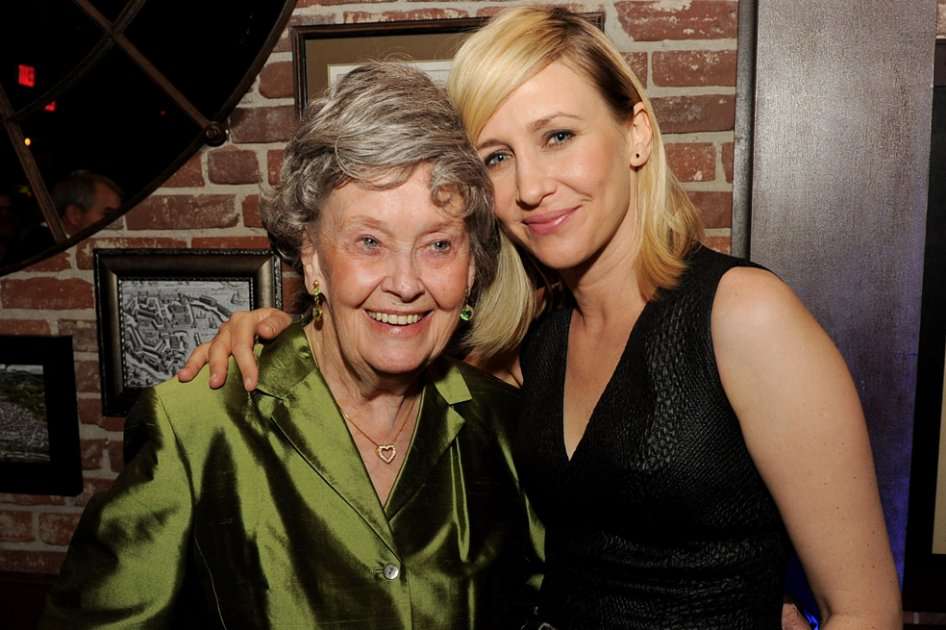 Lorraine Warren, vidente y esposa del demonólogo Ed Warren, acompañada por la actriz Vera Farmiga, quien la interpreta en "El conjuro".