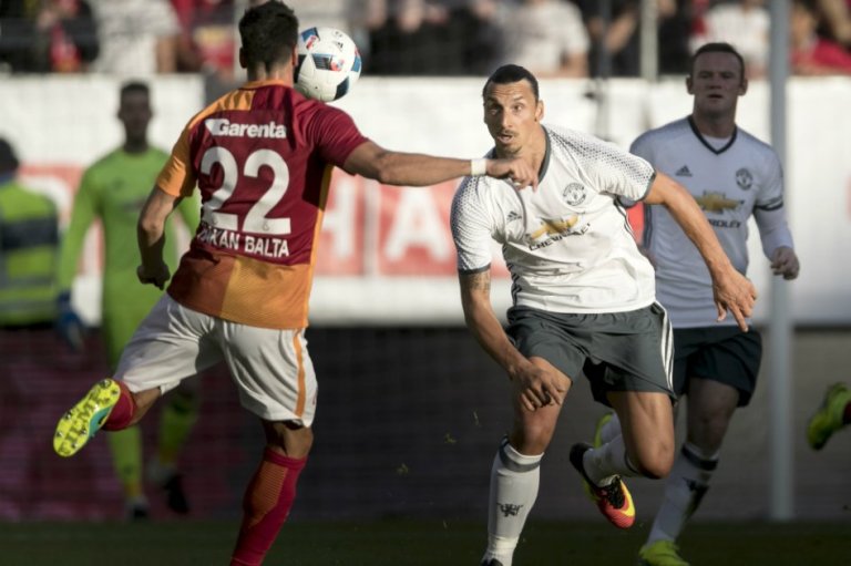 Zlatan Ibrahimovic debuta con el Manchester United con un espectacular gol