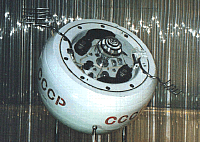 Este es un modelo a escala de la sonda espacial que se espera que reingrese a la Tierra.