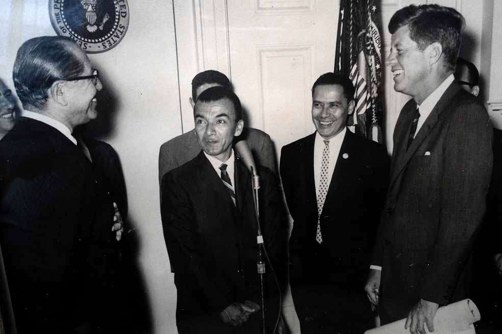 Una fotografía de archivo sin fechar cedida por la familia Plazas, muestra al presidente estadounidense John F. Kennedy (d) junto al beneficiario de la Alianza para el Progreso Argelín Plazas García (2-i) en la Casa Blanca en Washington (Estados Unidos). EFE