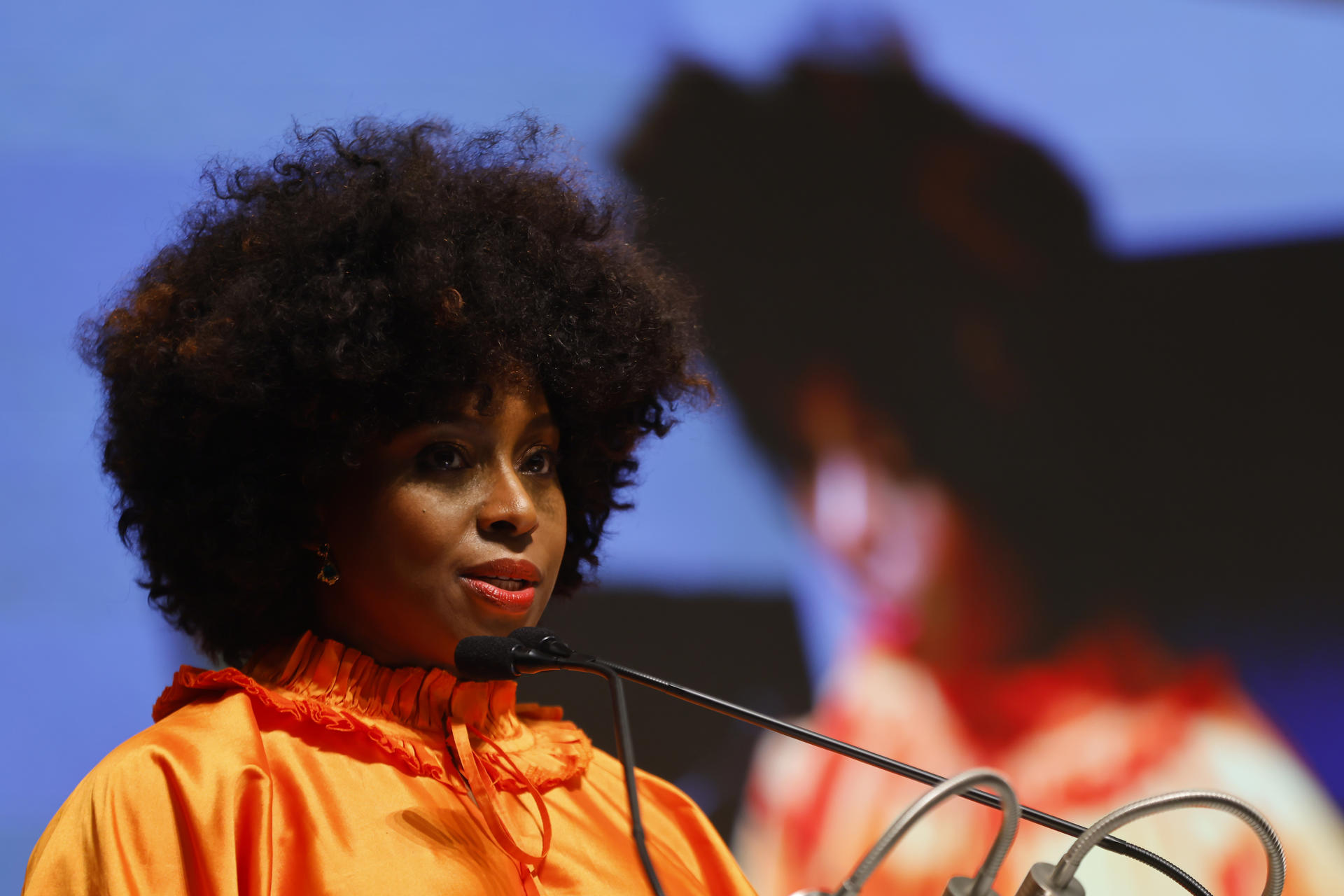 MEX722. GUADALAJARA (MÉXICO), 06/12/2025.- La escritora y activista nigeriana Chimamanda Ngozi Adichie habla durante un conversatorio en la 39 edición de la Feria Internacional del Libro de Guadalajara (FIL) este sábado, en Jalisco (México). Ngozi afirmó que la literatura y la humanidad ayudan a las personas a entender a otras y a derribar lo que creemos que son o deberían de ser. EFE/Francisco Guasco