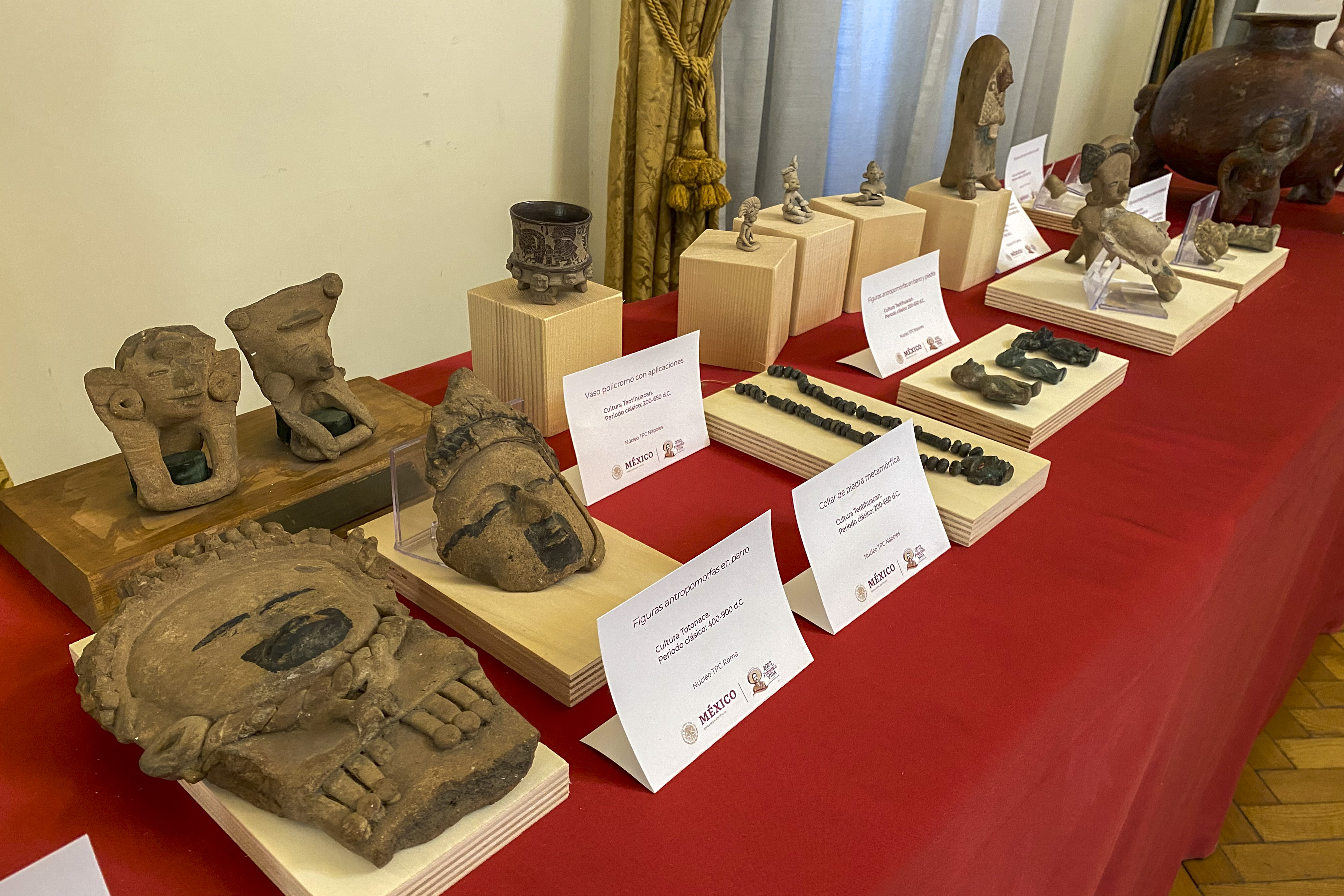 ROMA, 24/03/2023.- Piezas expuestas este viernes en Roma (Italia) de una colección de 43 objetos históricos prehispánicos formada por figuras votivas antropomórficas, collares, vasijas y vasos que se incautaron en Italia tras haber sido sustraídas de yacimientos arqueológicos de toda la geografía mexicana y que serán devueltos a México la semana que viene. Los objetos llegarán a México el próximo lunes a bordo de un avión de Aeroméxico, aprovechando el estreno de una nueva ruta de conexión directa entre los aeropuertos de Roma y la Ciudad de México, que empezará a funcionar a partir de este domingo, apuntó el embajador mexicano en Italia, Carlos García de Alba. EFE/ Raúl Martínez Mendo