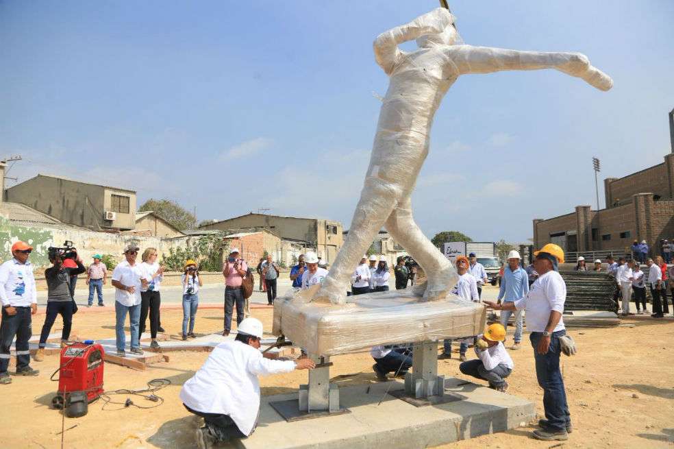 La estatua de Edgar Rentería fue puesta en la entrada del estadio de béisbol que se construye en Barranquilla para los Juegos Centroamericanos y del Caribe.