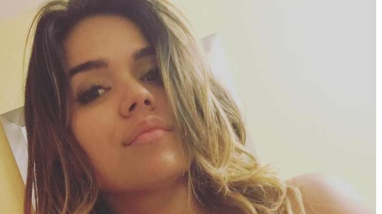La cantante y compositora nació el 14 de febrero de 1991 en Medellín. Su nombre de pila es Carolina Giraldo, pero artísticamente se conoce como Karol G..