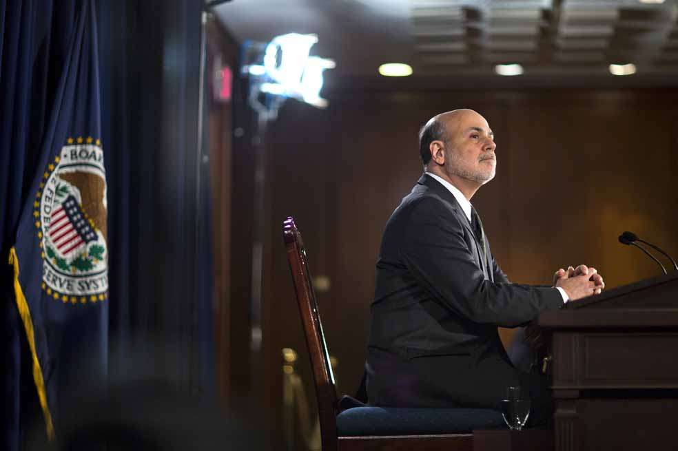 El anuncio de Ben Bernanke, presidente de la Fed, sobre el fin de su plan de estímulo, causó la caída más profunda en el precio del oro desde 2010. / EFE