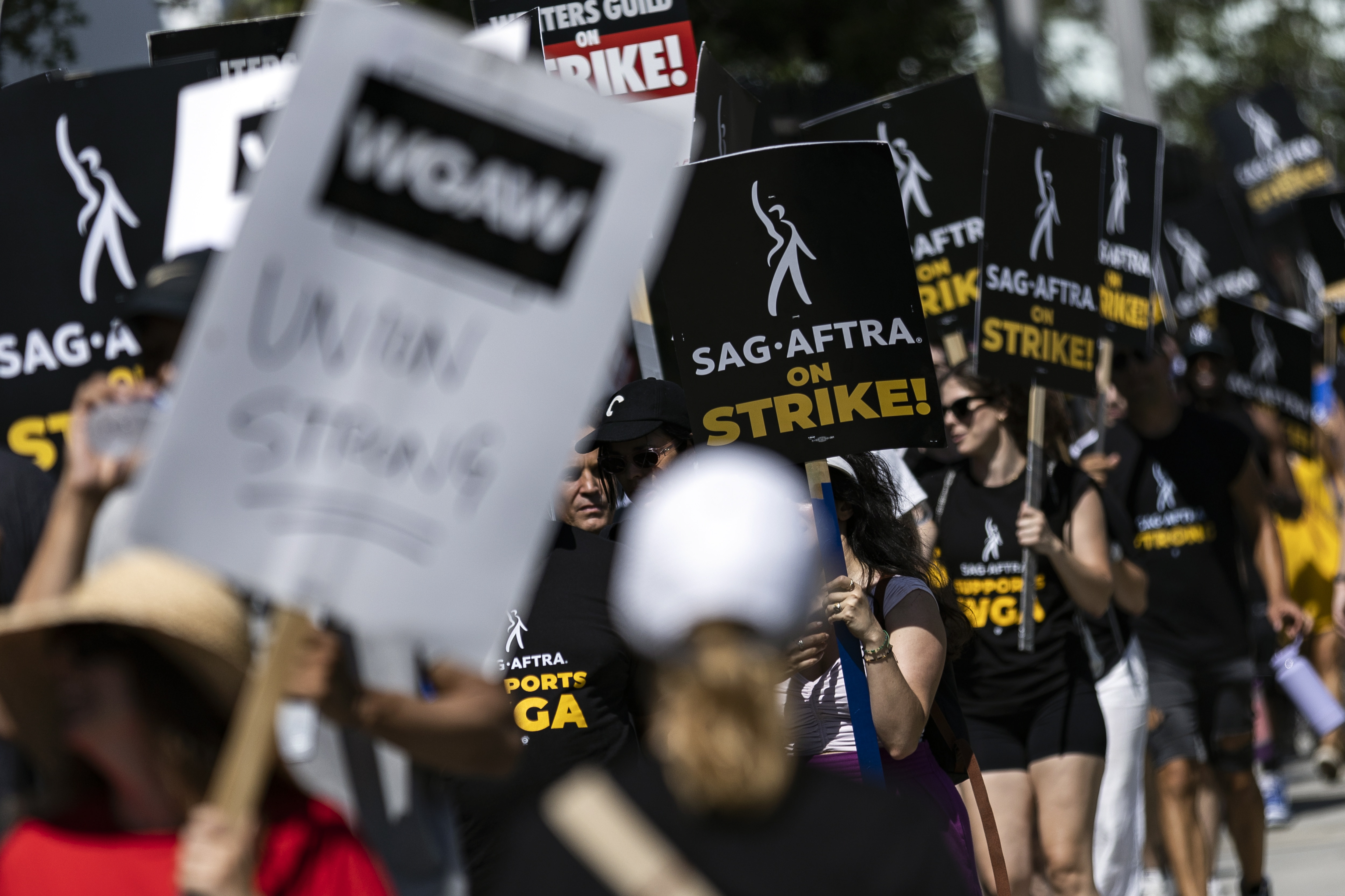 Los Angeles (United States), 21/07/2023.- SAG-AFTRA (Screen Actors Guild - American Federation of Television and Radio Artists) members demonstrate with members of the WGA (Writers Guild of America) in front of the Netflix headquarter in Los Angeles, California, USA, 21 July 2023. SAG-AFTRA enters its second week of protest following negotiations' failure between SAG-AFTRA and AMPTP. (Protestas) EFE/EPA/ETIENNE LAURENT