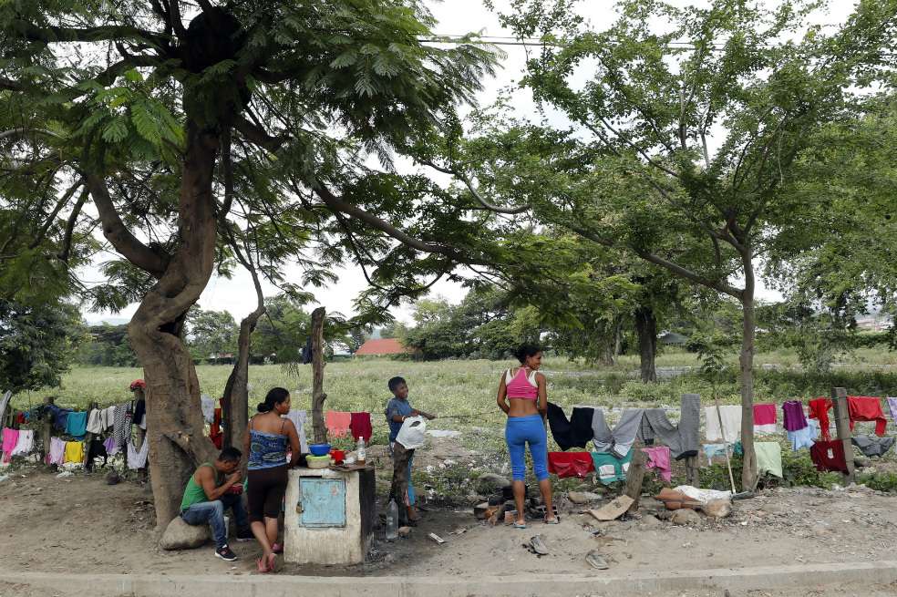 Según dijo a Efe el representante de Acnur en Colombia, Jozef Merkx, en la frontera hay "un movimiento pendular" donde entre 30.000 y 40.000 personas por día "ingresan (a Colombia) y regresan a Venezuela" después de conseguir "las cosas más básicas".