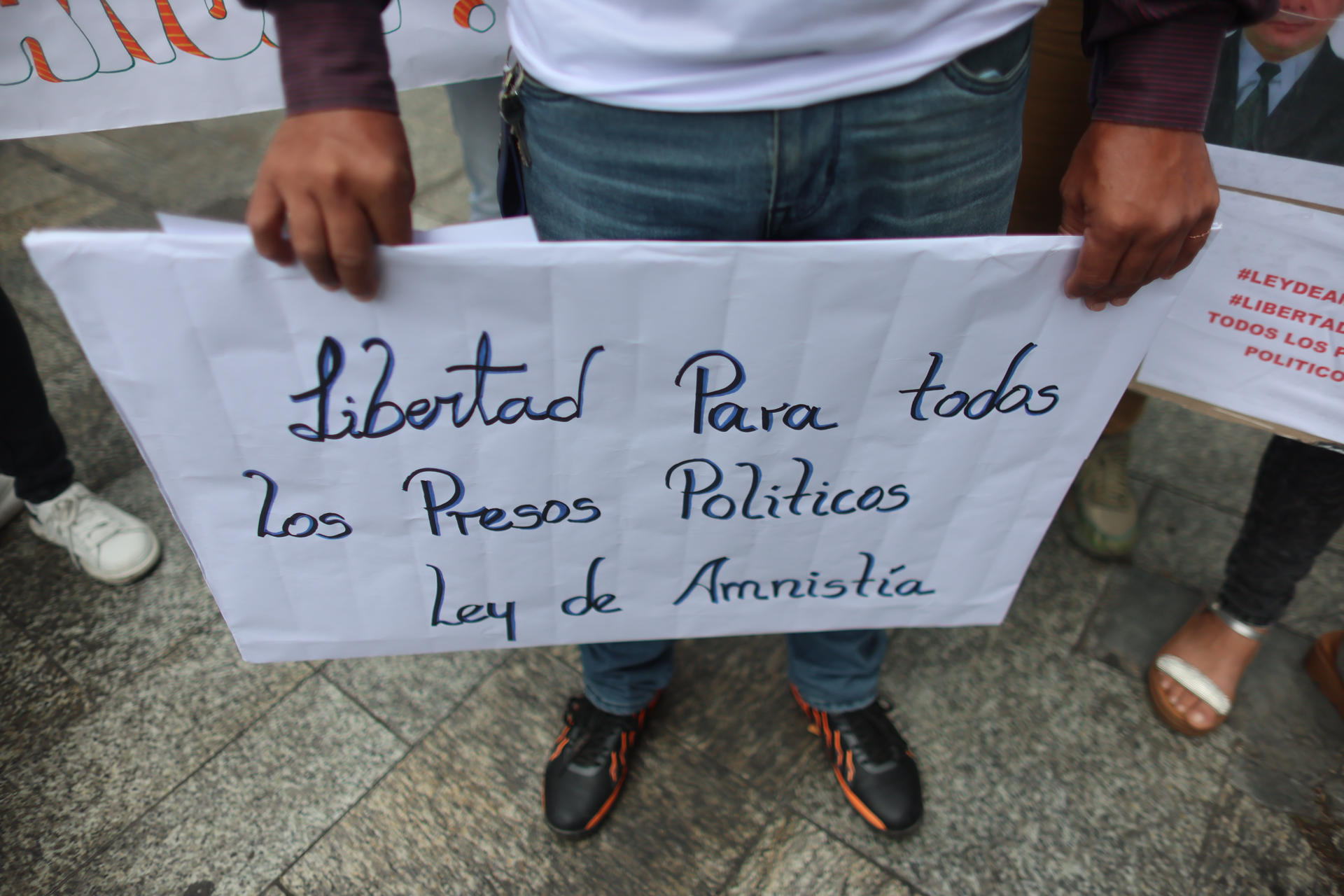 AME886. CARACAS (VENEZUELA), 07/04/2026.- Fotografía que muestra un cartel en una protesta de familiares de presos políticos detenidos en estados fronterizos de Venezuela con Colombia a las afueras de la sede administrativa del Parlamento, este martes, en Caracas (Venezuela). EFE/ Miguel Gutiérrez