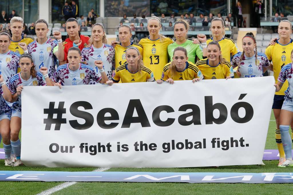 -FOTODELDIA- GOTEMBURGO (SUECIA), 22/09/2023.- Las jugadoras de ambos equipos posan con una pancarta en la que se lee "Se Acabo, nuestra lucha es global" este viernes, en el partido de la Liga de las Naciones, entre Suecia y España, en Gotemburgo. EFE/ Juan Carlos Cárdenas