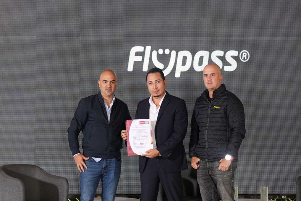 De izquierda a derecha: Juan Manuel Vicente, gerente de estrategia en Flypass; Luis Martínez, representante de Bureau Veritas y Juan Camilo Henao, CEO de Flypass.