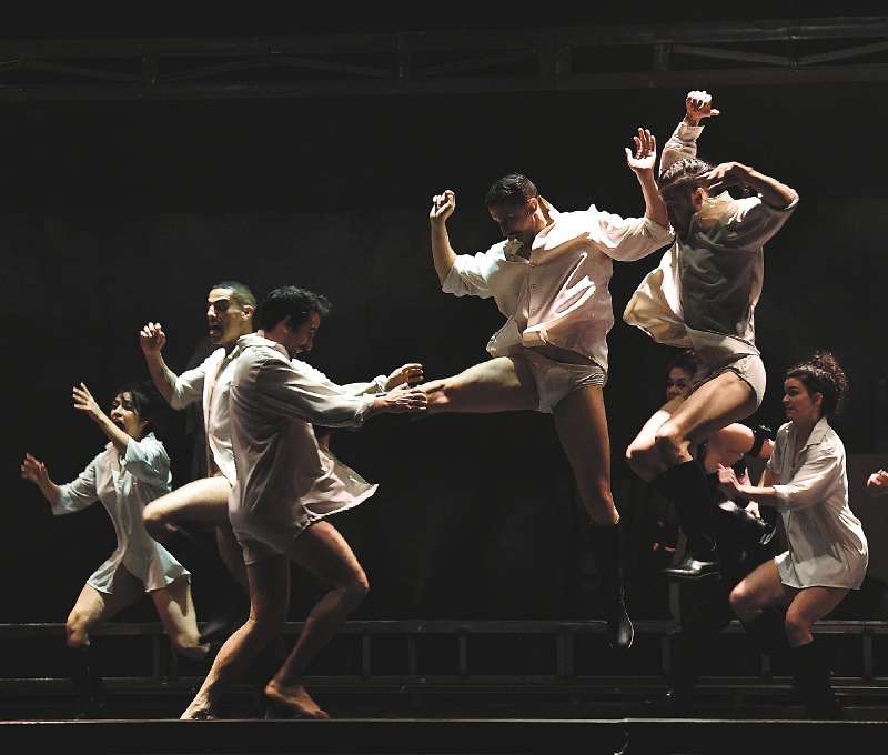 Puesta en escena de "Woyzeck", obra de teatro físico que se estrena el miércoles 7 de junio en el teatro Colón. / Gustavo Torrijos