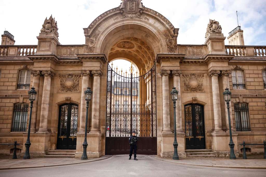 Paris (France), 09/10/2025.- A French police officer stands guard in front of the Elysee Palace, in Paris, France, 09 October 2025. French President Emmanuel Macron announced on 08 October that he would name a new prime minister within the next 48 hours, following the resignation of Prime Minister Lecornu on 06 October. (Francia) EFE/EPA/YOAN VALAT